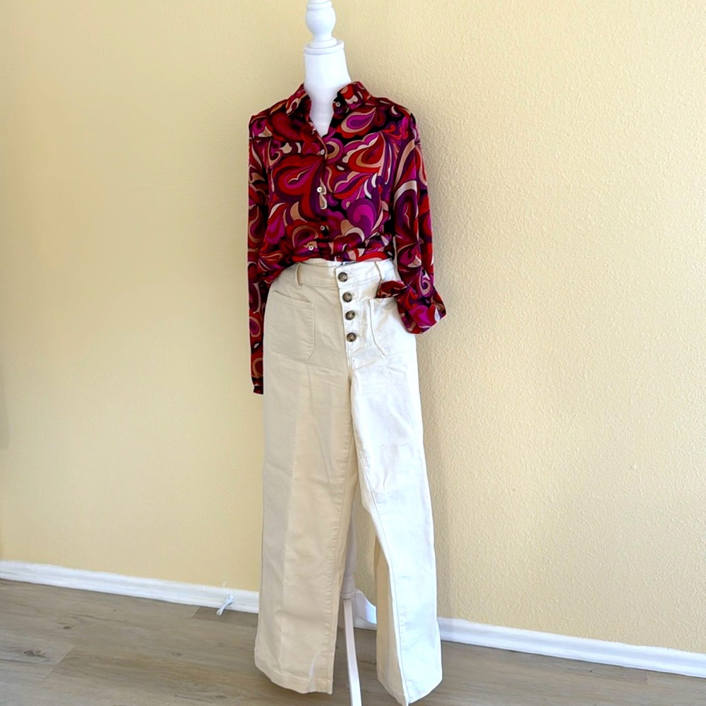Beautiful silk blouse. Cheerful and retro